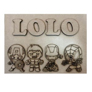 Cartel para colgar 18x25cms con 4 apliques de superheroes y nombre personalizado